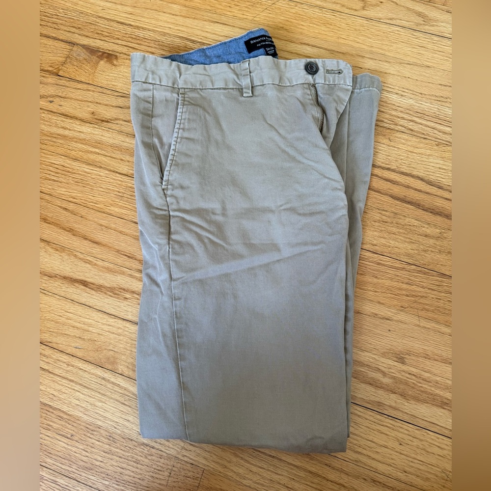 Banana Republic Men's Khaki Chinos - Size 32x32
